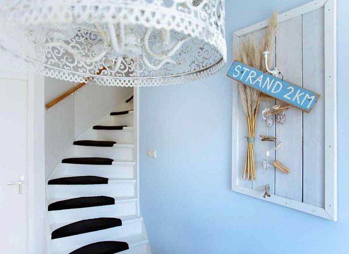 Gezellige woonkamer in ZH022 vakantiehuis Ouddorp met uitzicht op de natuur van Goeree-Overflakkee, Zuid-Holland.