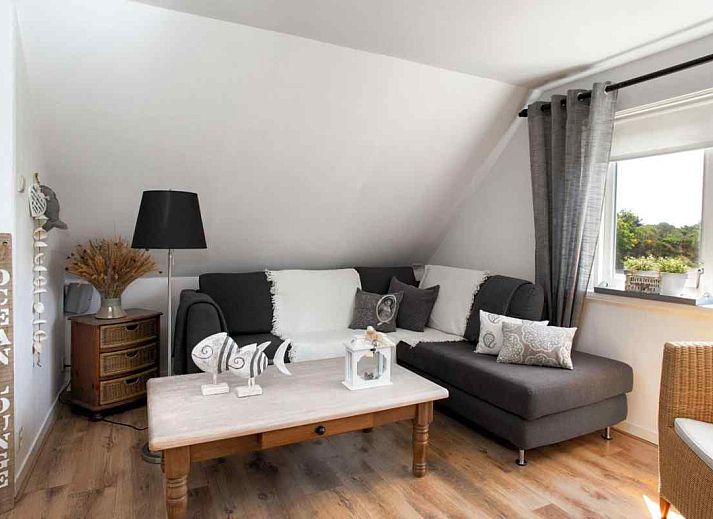 Stijlvolle gang met spiegel in ZH022 vakantiewoning Ouddorp, Zuid-Holland, biedt een warme en uitnodigende sfeer.