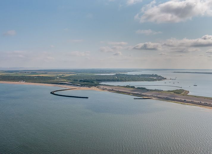 Stijlvolle gang met spiegel in ZH022 vakantiewoning Ouddorp, Zuid-Holland, biedt een warme en uitnodigende sfeer.