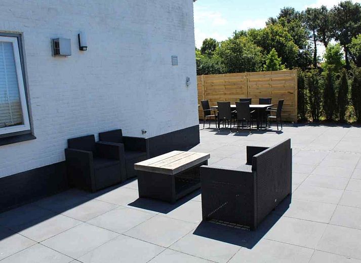 Stijlvolle gang met spiegel in ZH022 vakantiewoning Ouddorp, Zuid-Holland, biedt een warme en uitnodigende sfeer.