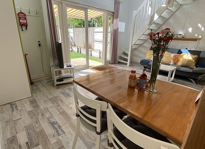 Gemuetliche Sitzecke auf der Terrasse von VZ991 Vakantiewoning in Ouddorp, Suedholland.