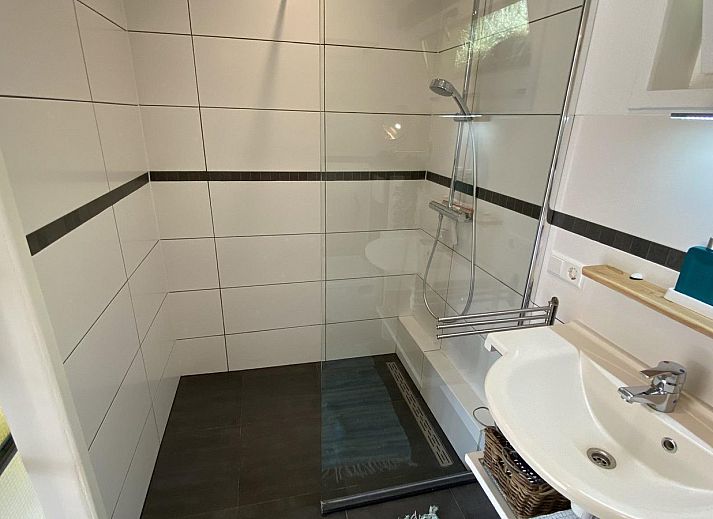 Gemuetliche Sitzecke auf der Terrasse von VZ991 Vakantiewoning in Ouddorp, Suedholland.