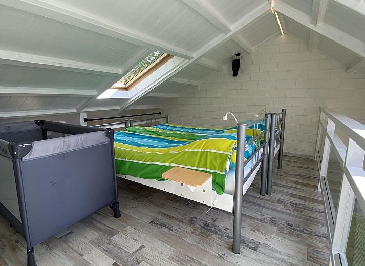 Blick von der Terrasse des Ferienhauses VZ991 in Ouddorp, mit gruenem Zaun.