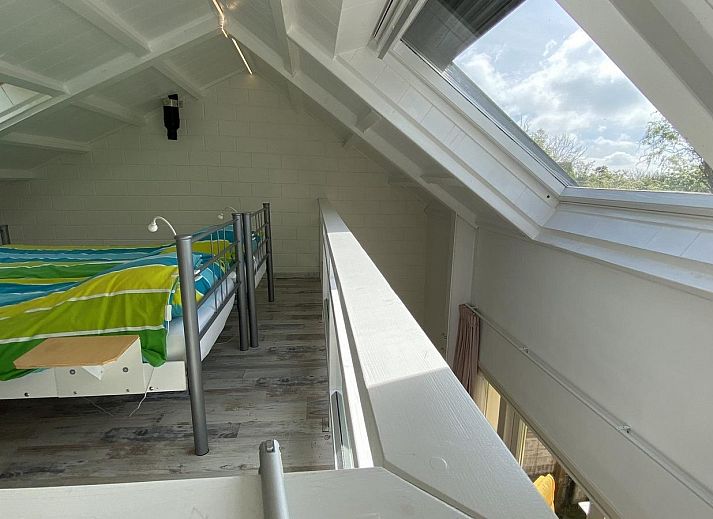 Blick von der Terrasse des Ferienhauses VZ991 in Ouddorp, mit gruenem Zaun.