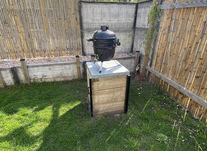 Modernes Wohnzimmer im Ferienhaus VZ991 in Ouddorp, mit hellen Moebeln und Treppe.