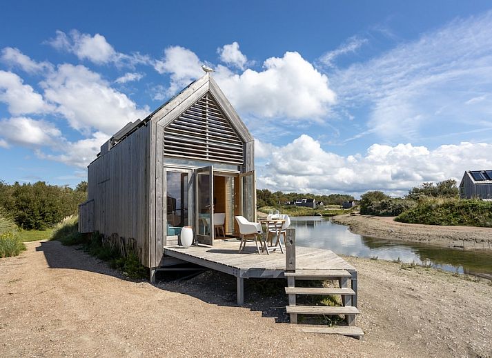 ECO Cottage vakantiehuis in Ouddorp, Zuid-Holland, met terras aan het water en omringd door natuur op Goeree-Overflakkee.