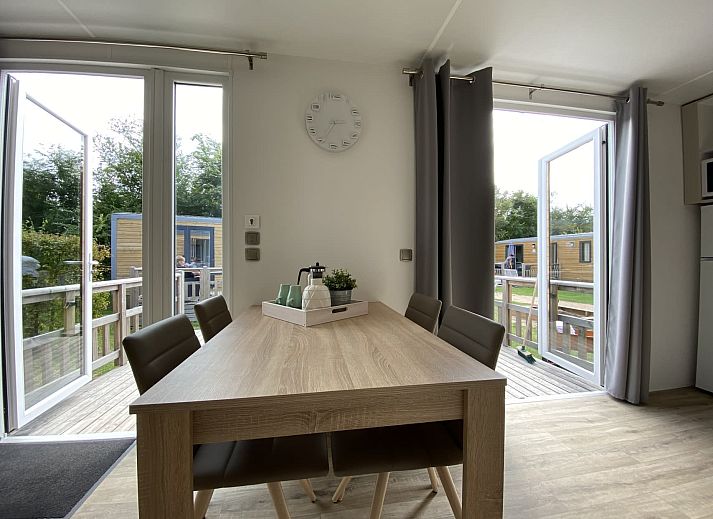 Mobil home Strandloper met veranda in Ouddorp, Goeree-Overflakkee, Zuid-Holland, ideaal voor een ontspannen vakantie.