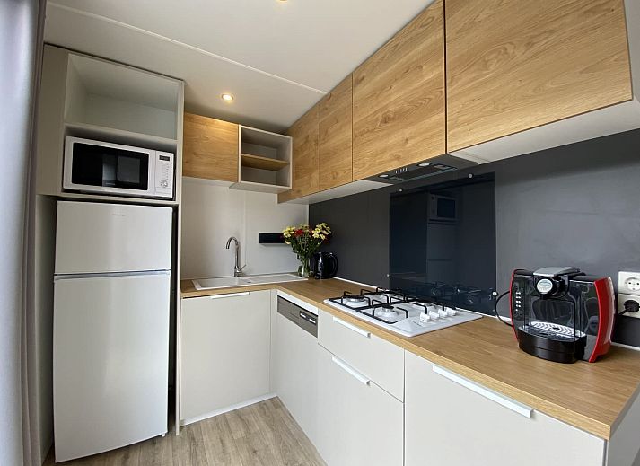 Mobil home Strandloper met veranda in Ouddorp, Goeree-Overflakkee, Zuid-Holland, ideaal voor een ontspannen vakantie.