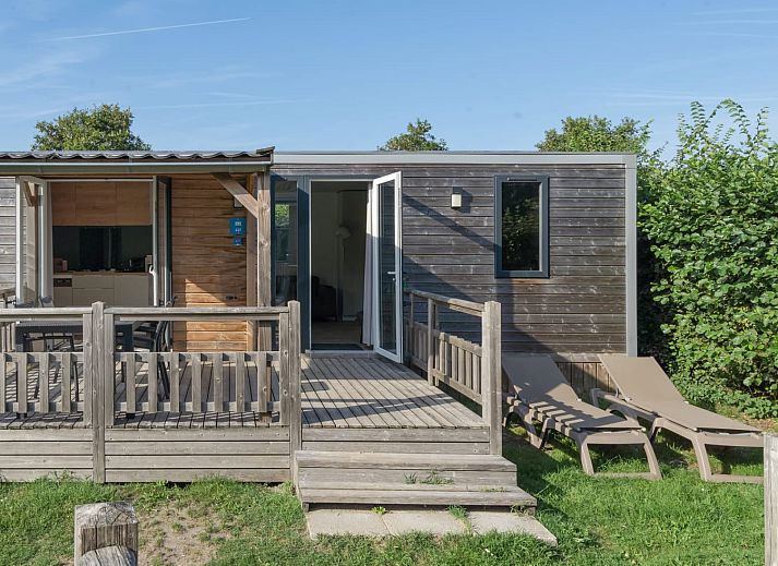 Mobil home Strandloper met veranda in Ouddorp, Goeree-Overflakkee, Zuid-Holland, ideaal voor een ontspannen vakantie.