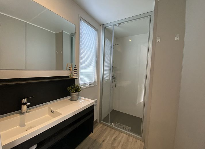 Eetruimte in Mobil home Strandloper, Ouddorp, met uitzicht op terras en tuin, perfecte plek voor familiediners.