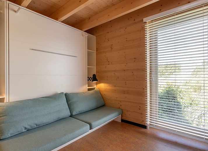 ECO Cottage vakantiehuis in Ouddorp, Zuid-Holland, met terras aan het water en omringd door natuur op Goeree-Overflakkee.