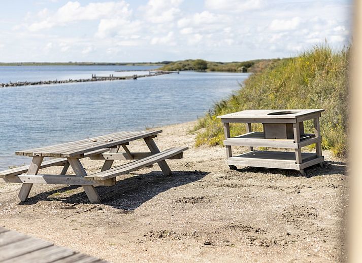 ECO Cottage vakantiehuis in Ouddorp, Zuid-Holland, met terras aan het water en omringd door natuur op Goeree-Overflakkee.