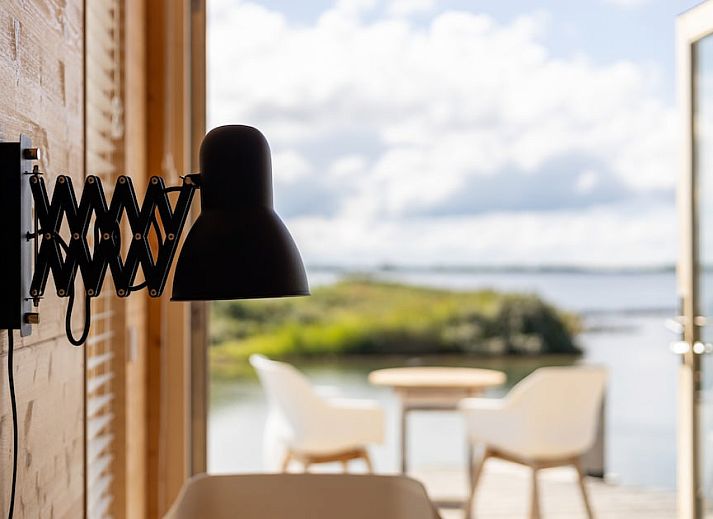 ECO Cottage vakantiehuis in Ouddorp, Zuid-Holland, met terras aan het water en omringd door natuur op Goeree-Overflakkee.