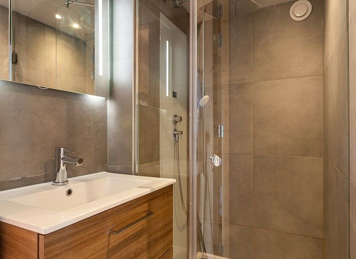 ECO Cottage vakantiehuis in Ouddorp, Zuid-Holland, met terras aan het water en omringd door natuur op Goeree-Overflakkee.