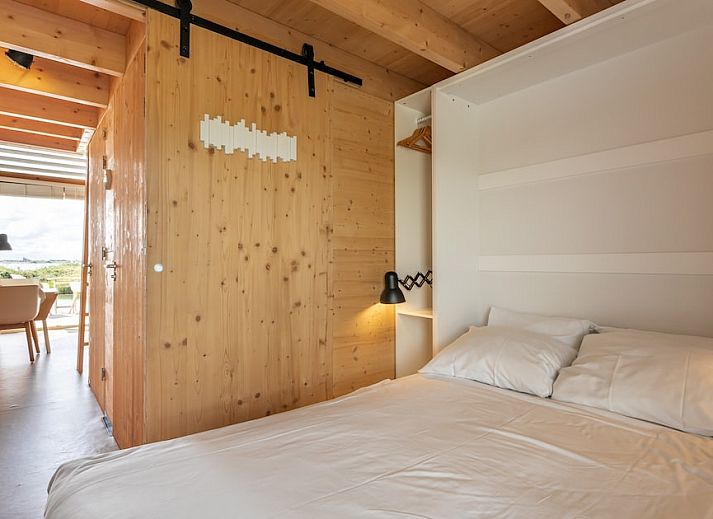 Rustieke picknickplek bij ECO Cottage in Ouddorp, Goeree-Overflakkee, met uitzicht op het water en omringd door natuurlijke schoonheid.