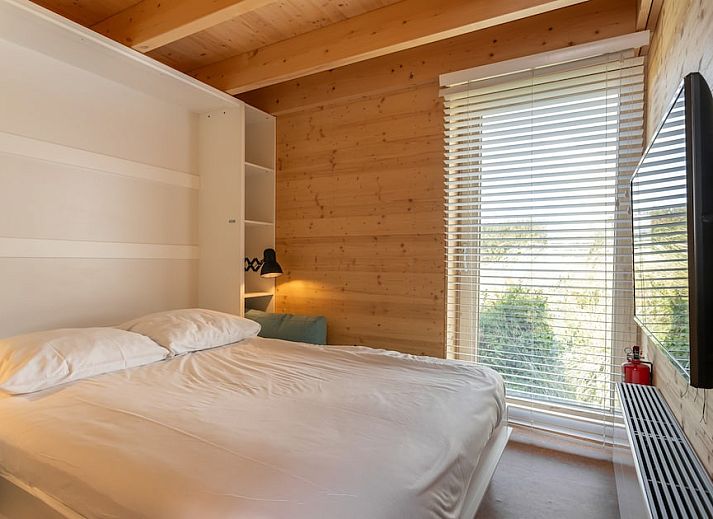 Rustieke picknickplek bij ECO Cottage in Ouddorp, Goeree-Overflakkee, met uitzicht op het water en omringd door natuurlijke schoonheid.