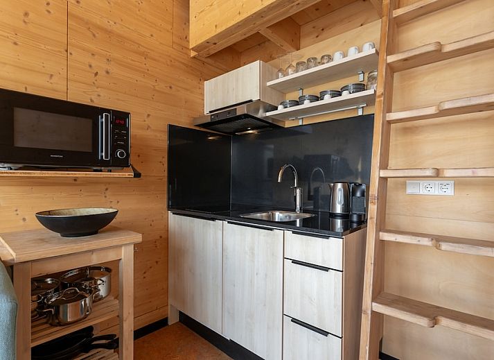 Rustieke picknickplek bij ECO Cottage in Ouddorp, Goeree-Overflakkee, met uitzicht op het water en omringd door natuurlijke schoonheid.