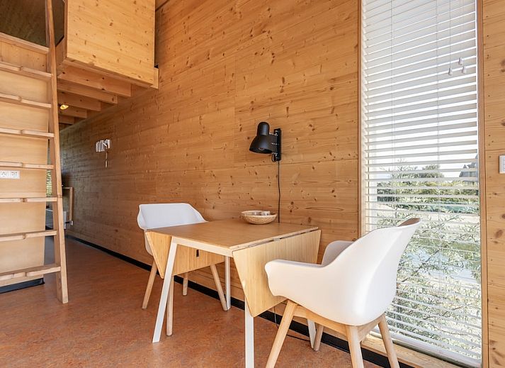 Rustieke picknickplek bij ECO Cottage in Ouddorp, Goeree-Overflakkee, met uitzicht op het water en omringd door natuurlijke schoonheid.