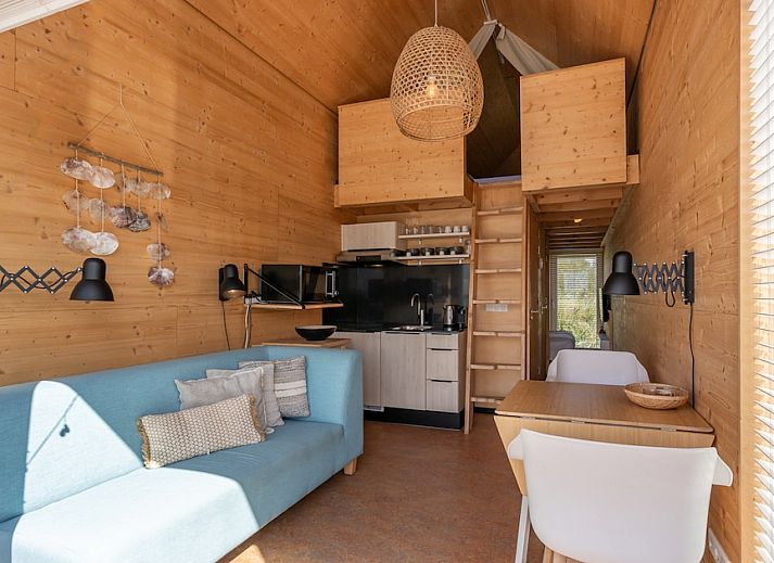 Geniet van het serene uitzicht vanaf de veranda van ECO Cottage, een vakantiehuis in Ouddorp, Goeree-Overflakkee, Zuid-Holland.