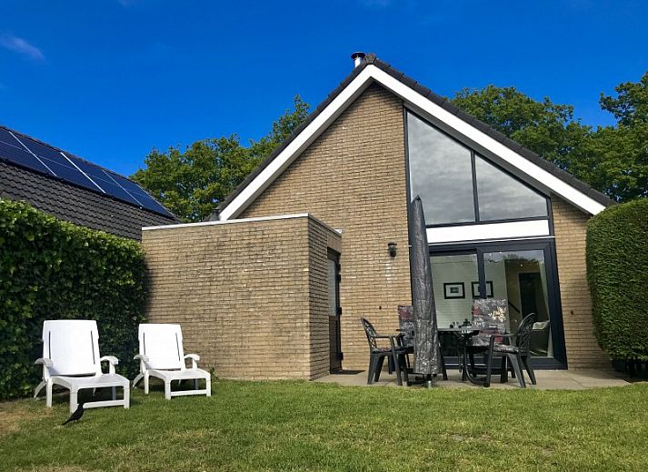 Gezellige woonkamer in Vakantiehuis Ouddorp, met moderne inrichting en veel natuurlijk licht in Zuid-Holland.