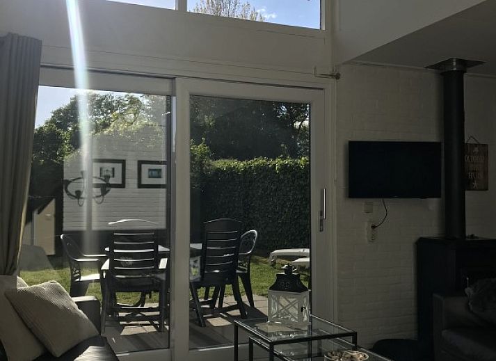 Buitenkant van Vakantiehuis Ouddorp met zonnig terras en ligstoelen in Zuid-Holland.