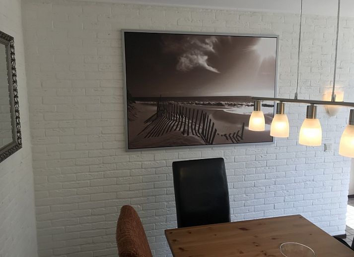 Buitenkant van Vakantiehuis Ouddorp met zonnig terras en ligstoelen in Zuid-Holland.