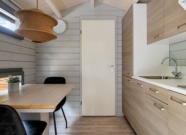 Veranda des Kampeerchalet de Zeekoet in Ouddorp, ideal fuer Mahlzeiten im Freien auf Goeree-Overflakkee, Suedholland.