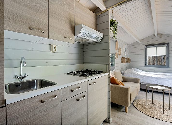 Veranda des Kampeerchalet de Zeekoet in Ouddorp, ideal fuer Mahlzeiten im Freien auf Goeree-Overflakkee, Suedholland.