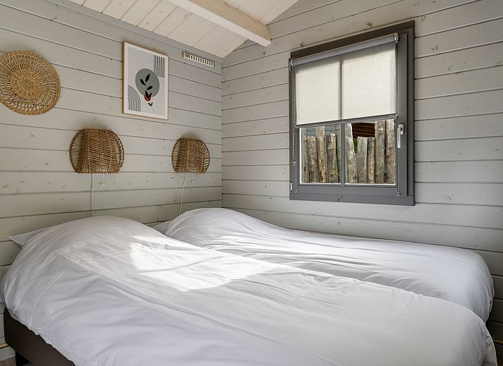 Veranda des Kampeerchalet de Zeekoet in Ouddorp, ideal fuer Mahlzeiten im Freien auf Goeree-Overflakkee, Suedholland.