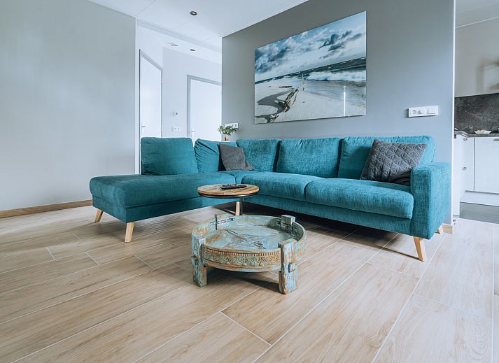 Gemuetliches Wohnzimmer im Ferienhaus ZH414, Ouddorp, Goeree-Overflakkee, mit modernen Moebeln und Kamin.