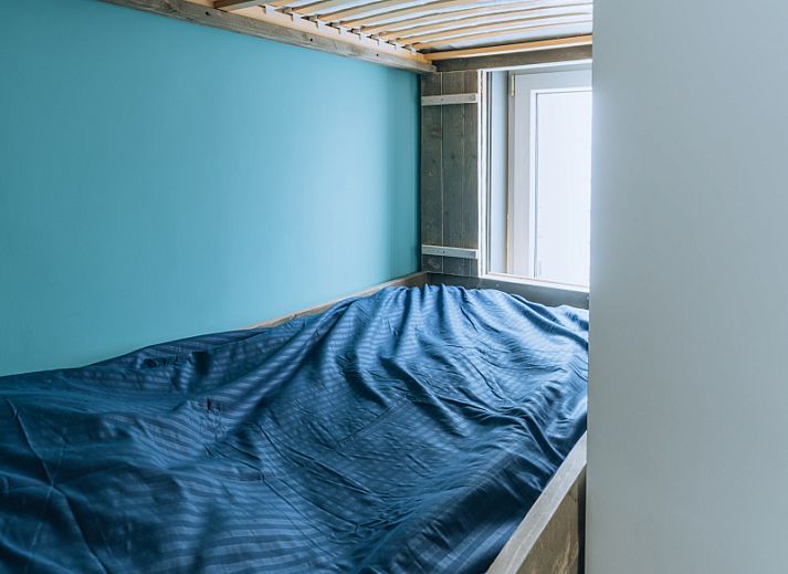 Gemuetliches Wohnzimmer im Ferienhaus ZH414, Ouddorp, Goeree-Overflakkee, mit modernen Moebeln und Kamin.