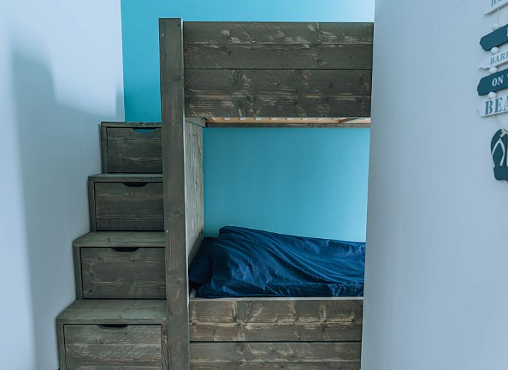 Gemuetliches Wohnzimmer im Ferienhaus ZH414, Ouddorp, Goeree-Overflakkee, mit modernen Moebeln und Kamin.