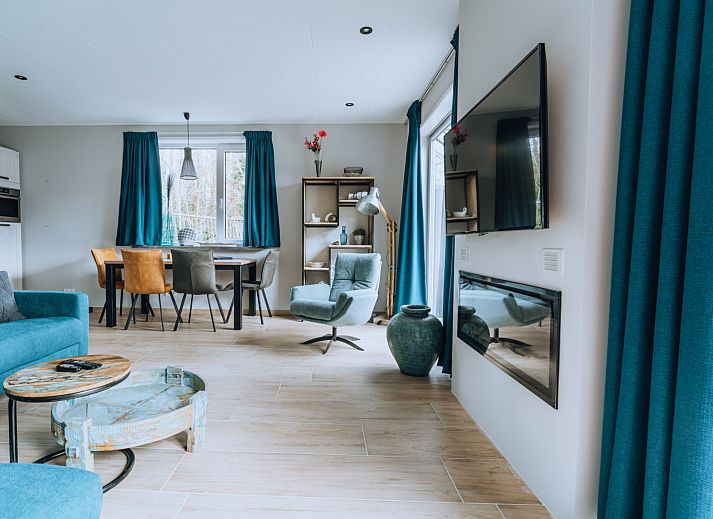 Stilvolle Sitzecke im Ferienhaus ZH414, Ouddorp, Goeree-Overflakkee, mit Flachbildfernseher und Kamin.