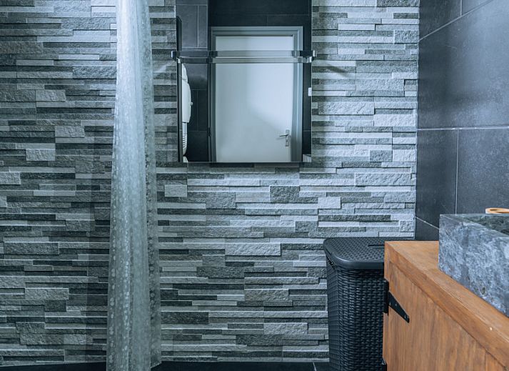 Stilvolle Sitzecke im Ferienhaus ZH414, Ouddorp, Goeree-Overflakkee, mit Flachbildfernseher und Kamin.