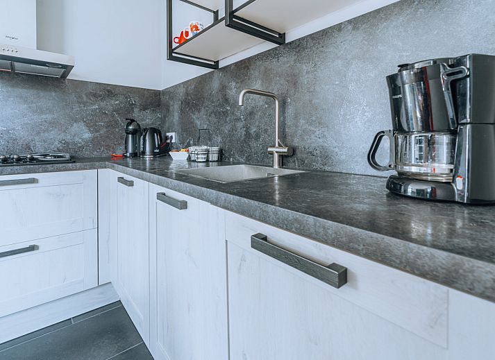 Modernes Badezimmer im Ferienhaus ZH414, Ouddorp, Goeree-Overflakkee, mit luxurioeser Ausstattung.