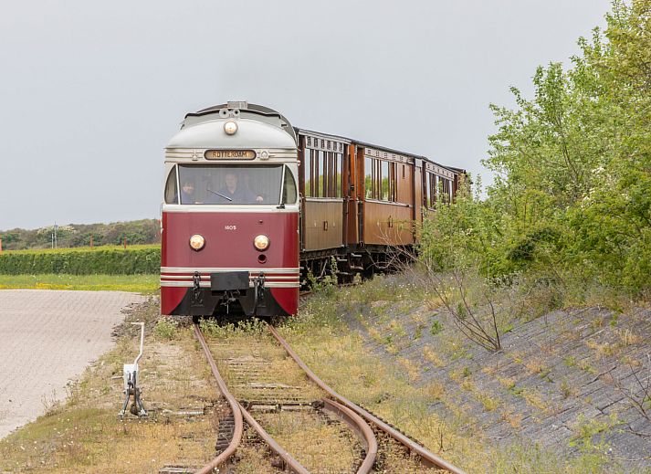Eingang zum Ferienhaus ZH414 in Ouddorp, Goeree-Overflakkee, mit stimmungsvoller Dekoration.