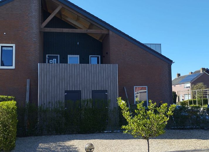 ZH415 vakantiehuis in Ouddorp, Goeree-Overflakkee, Zuid-Holland met moderne architectuur en groene omgeving.