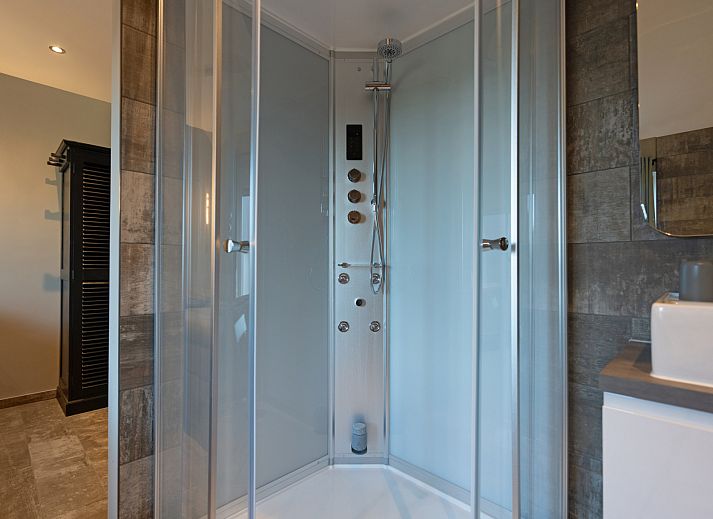 Luxe douche in ZH415 vakantiehuis, Ouddorp, Zuid-Holland met moderne faciliteiten en stijlvolle afwerking.