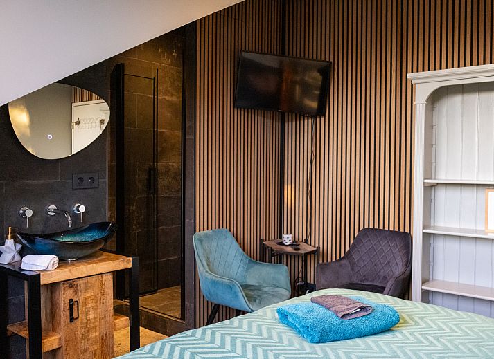 Luxe douche in ZH415 vakantiehuis, Ouddorp, Zuid-Holland met moderne faciliteiten en stijlvolle afwerking.