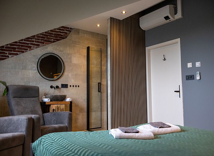 Luxe douche in ZH415 vakantiehuis, Ouddorp, Zuid-Holland met moderne faciliteiten en stijlvolle afwerking.