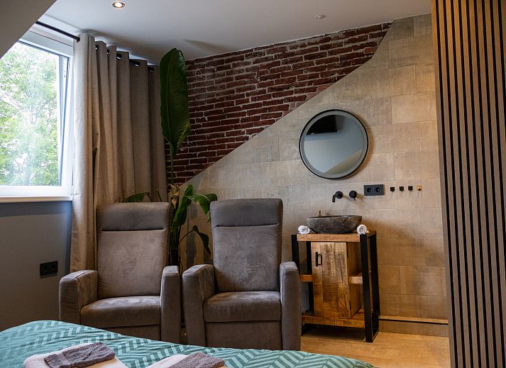 Gezellige woonkamer in ZH415 vakantiehuis, Ouddorp, Goeree-Overflakkee, met stijlvolle inrichting en warme sfeer.