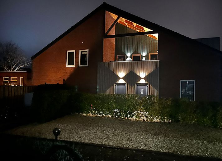 Slaapkamer in ZH415 vakantiehuis, Ouddorp, Zuid-Holland met modern interieur en comfortabele zitplek.