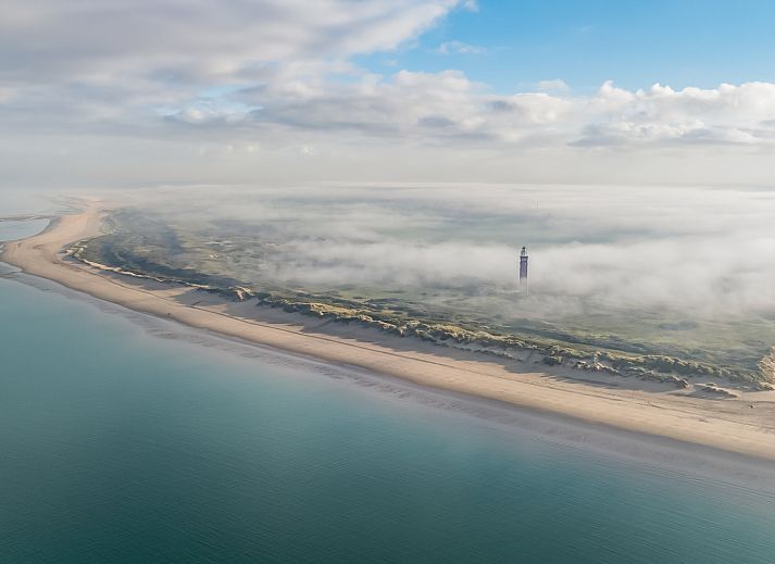 Slaapkamer in ZH415 vakantiehuis, Ouddorp, Zuid-Holland met modern interieur en comfortabele zitplek.