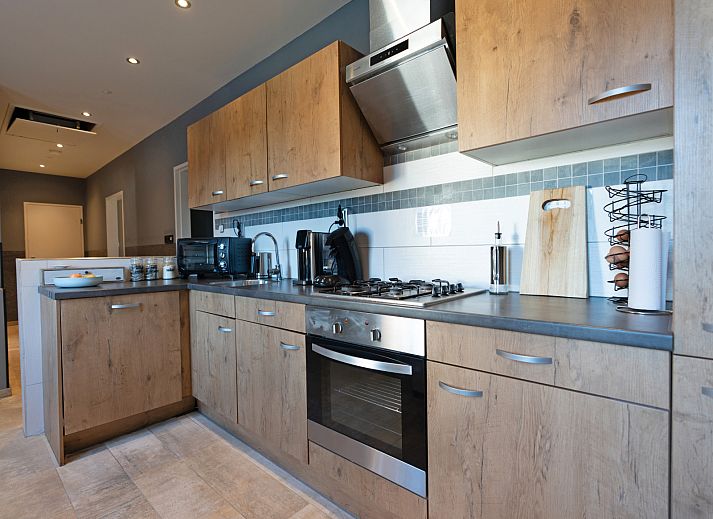 Slaapkamer in ZH415 vakantiehuis, Ouddorp, Zuid-Holland met modern interieur en comfortabele zitplek.