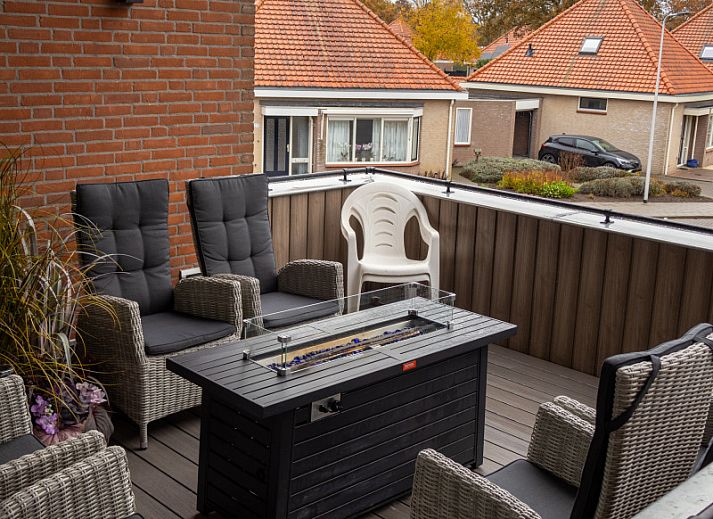 Slaapkamer in ZH415 vakantiehuis, Ouddorp, Zuid-Holland met modern interieur en comfortabele zitplek.