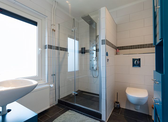 ZH415 vakantiehuis in Ouddorp, Goeree-Overflakkee met jacuzzi en bamboe omheining voor privacy.