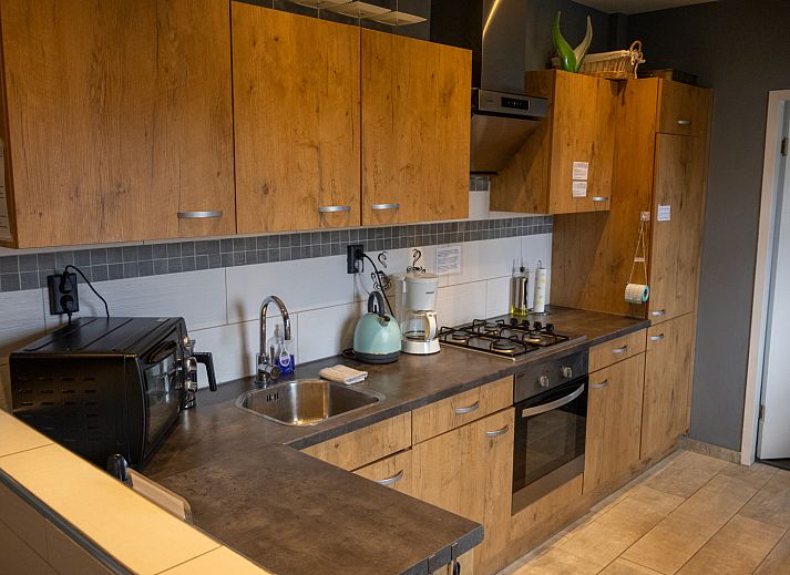 ZH415 vakantiehuis in Ouddorp, Goeree-Overflakkee met jacuzzi en bamboe omheining voor privacy.