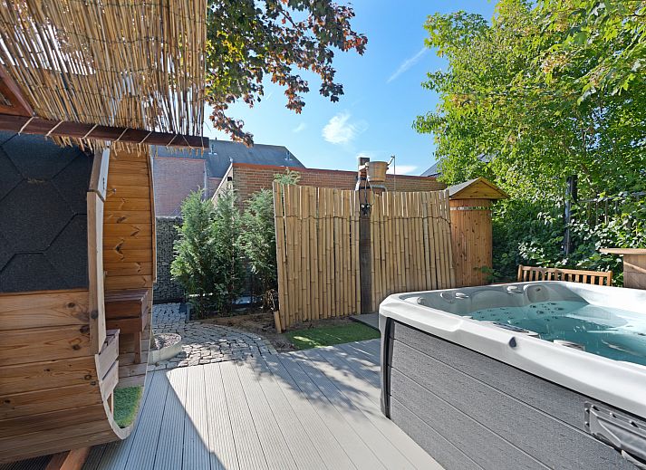 ZH416 vacation home in Ouddorp, Goeree-Overflakkee, featuring modern architecture and green surroundings.