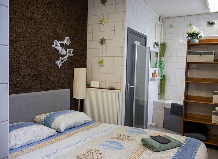 Stylish dinnerware in ZH416 vacation home, Ouddorp, Goeree-Overflakkee, perfect for a cozy meal.