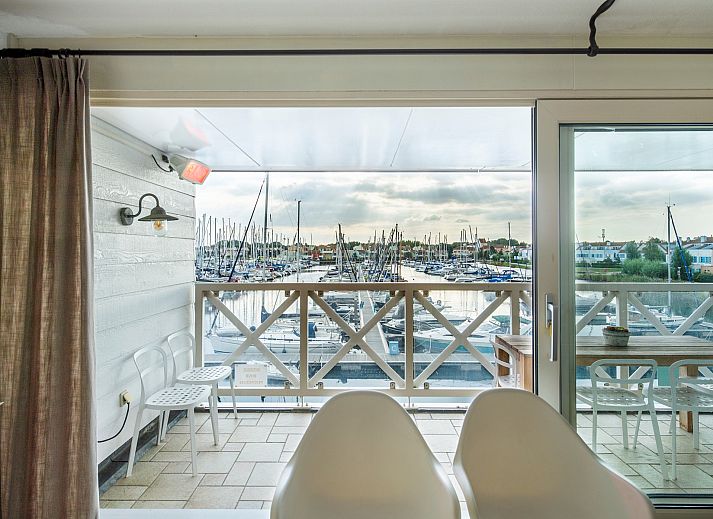 Ruim terras bij Penthouse Appartement Marina Port Zelande in Ouddorp, met uitzicht op de jachthaven in Goeree-Overflakkee, Zuid-Holland.